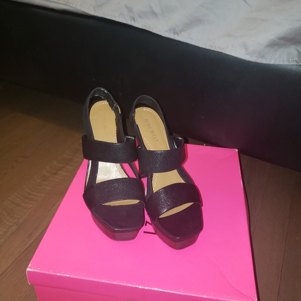 Nine West Blk strap shoe